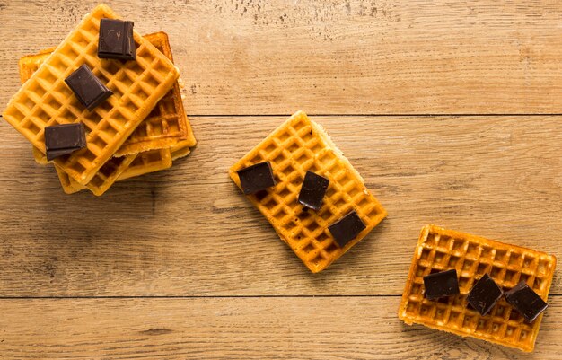 Lay piatto di cialde con pezzi di cioccolato in cima