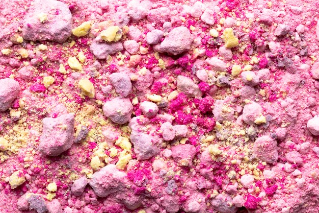 Lay piatto di colore in polvere con rocce