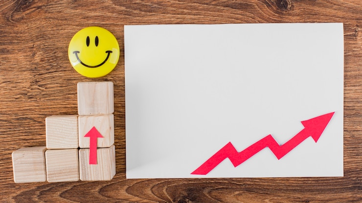 Foto gratuito lay piatto di faccina sorridente e freccia di crescita