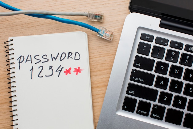 Lay piatto di laptop con cavi ethernet e notebook con password