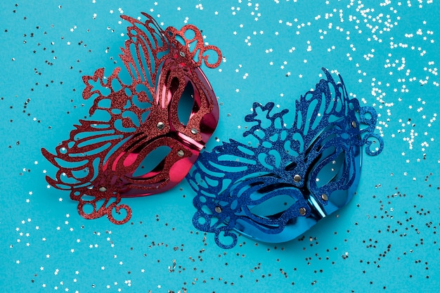 Lay piatto di maschere di carnevale con glitter
