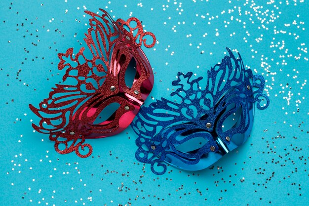 Lay piatto di maschere di carnevale con glitter