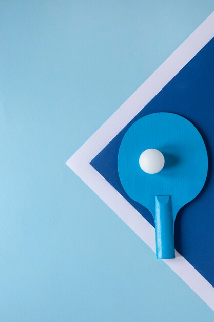 Lay piatto di pallina da ping pong e pagaia