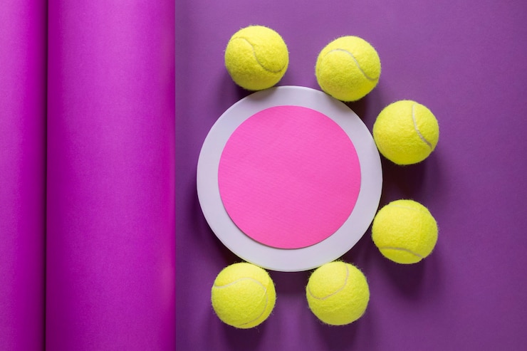 Foto gratuito lay piatto di palline da tennis