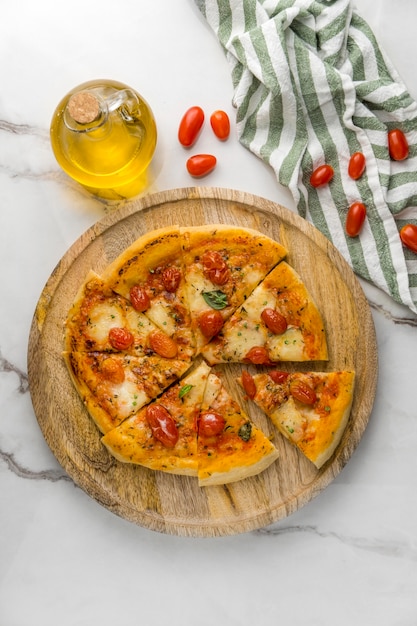 Lay piatto di pizza con pomodori e olio