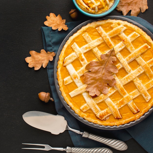 Lay piatto di torta di zucca per il ringraziamento