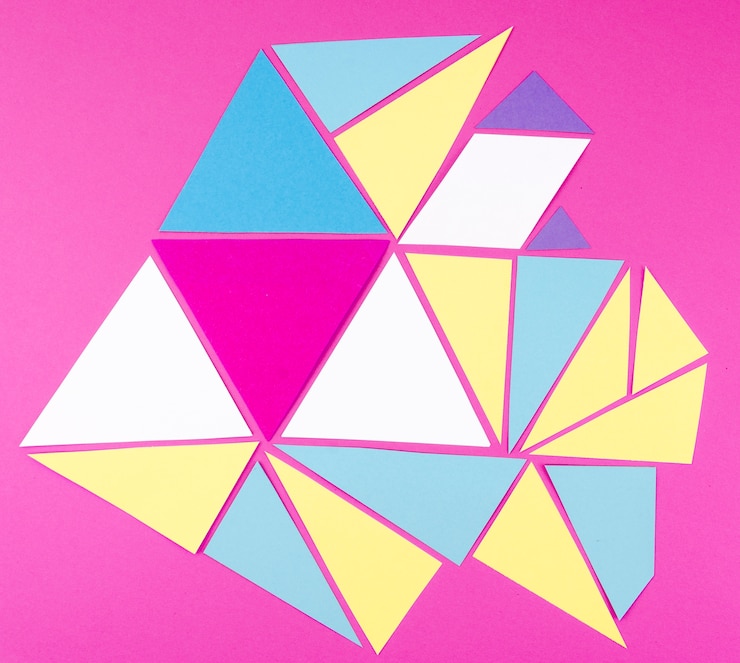 Foto gratuito lay piatto di triangoli di carta vibrante