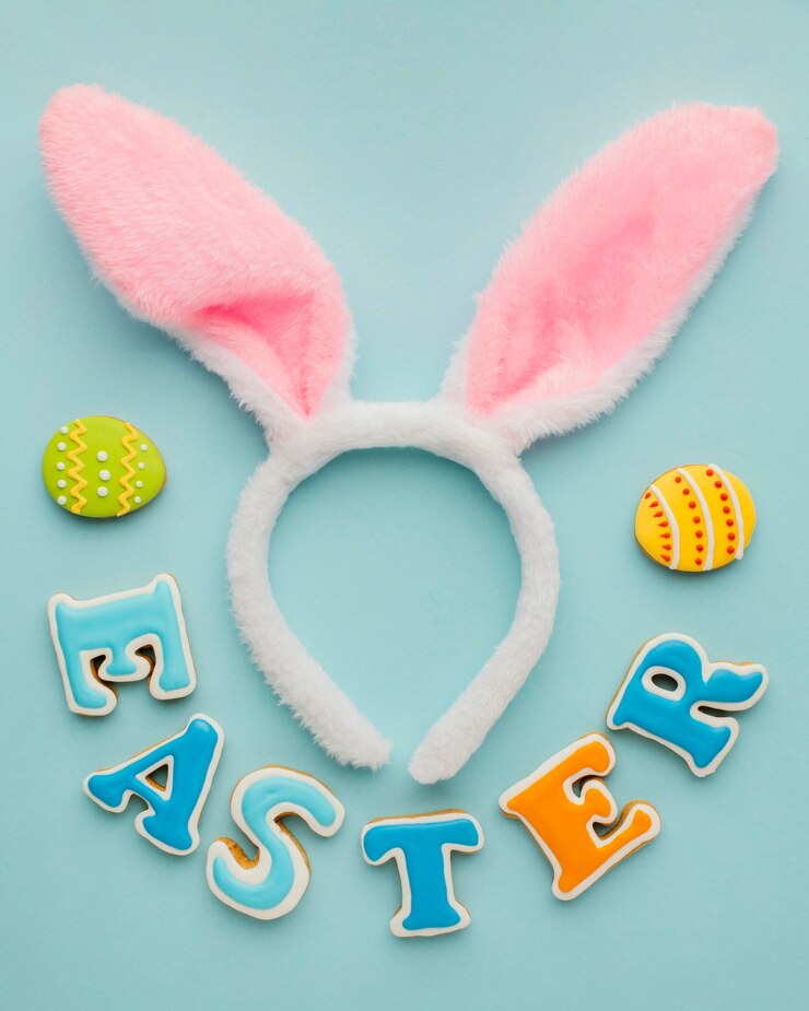 Foto gratuito lay piatto di uova di pasqua con orecchie da coniglio