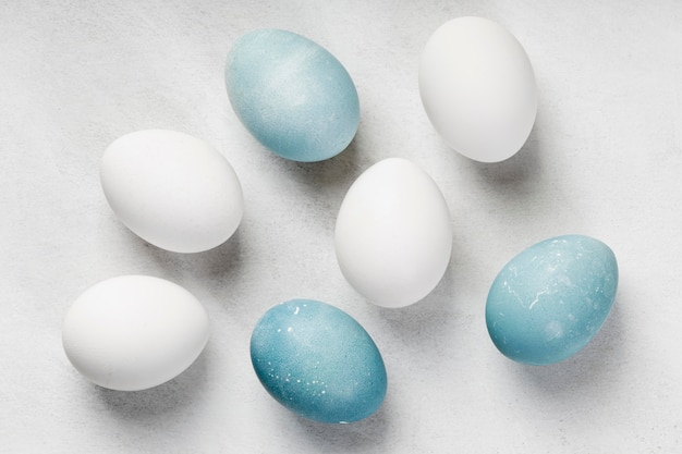 Lay piatto di uova di Pasqua