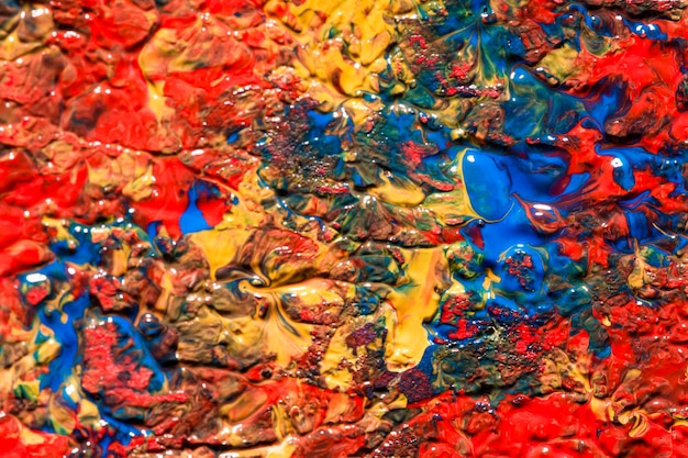 Lay piatto di vernice multicolore sulla superficie