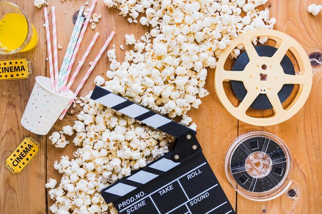 Layout creativo di oggetti per popcorn e cinema