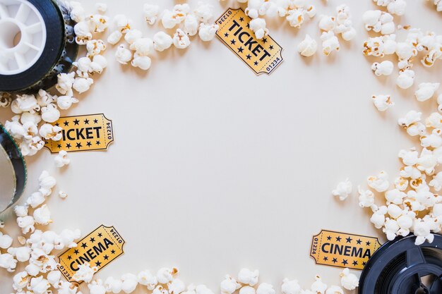 Layout di popcorn con oggetti del cinema