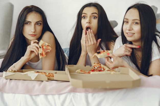 Le amiche hanno una festa in pigiama a casa