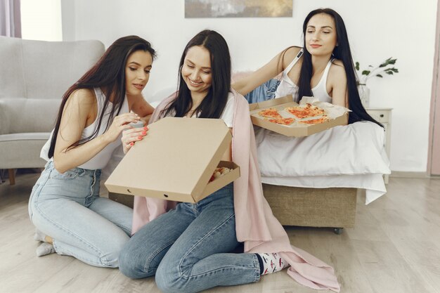 Le amiche hanno una festa in pigiama a casa