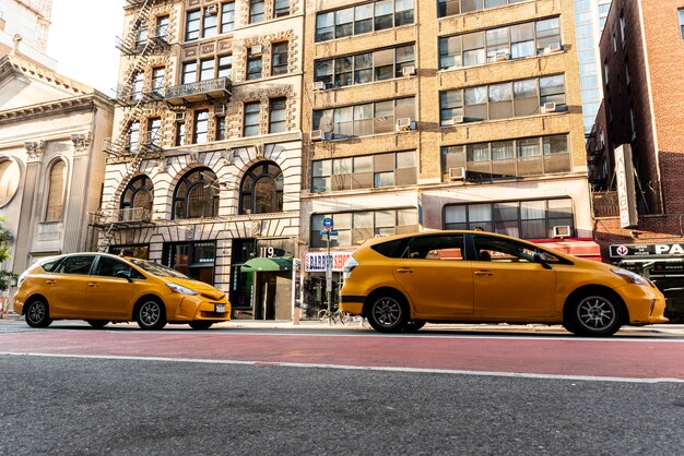 Le auto gialle si avvicinano agli edifici della città