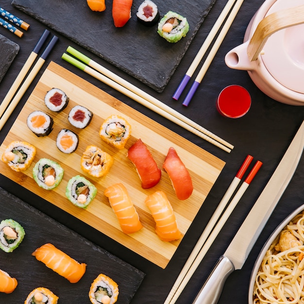 Le bacchette del primo piano si avvicinano ai sushi