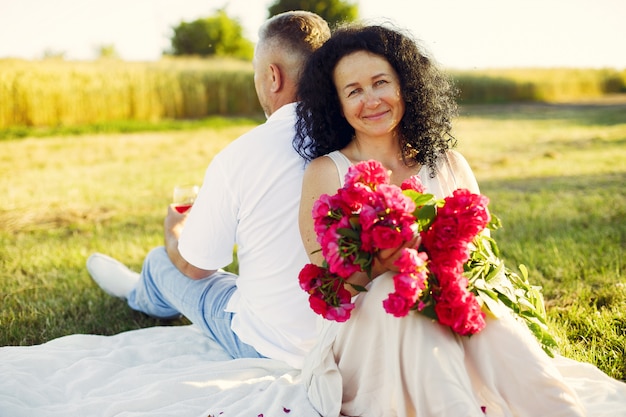 Le belle coppie adulte passano il tempo in un campo dell'estate