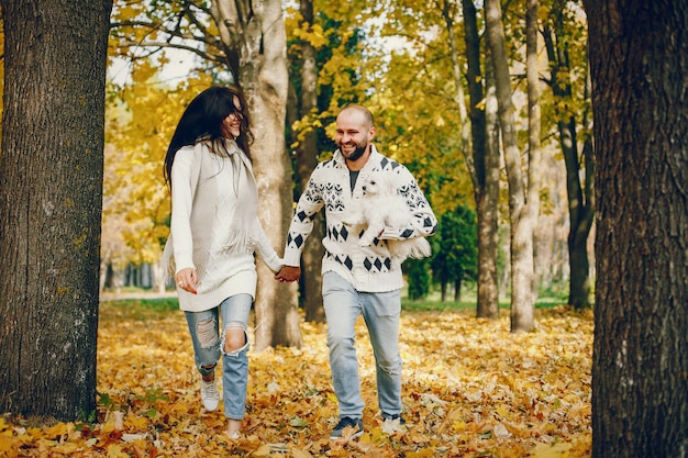 Le belle coppie passano il tempo in un parco di autunno