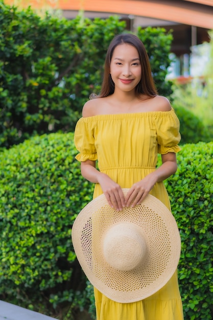 Le belle donne del ritratto felici si rilassano il sorriso intorno al giardino