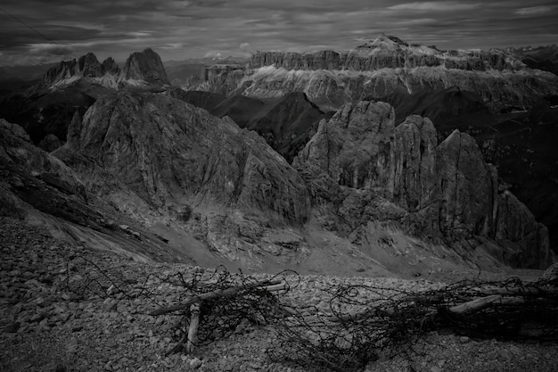 Le belle montagne e colline hanno sparato in bianco e nero