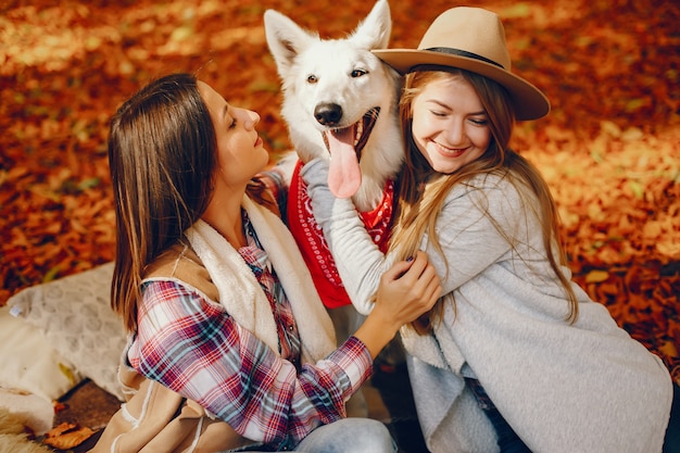 Le belle ragazze si divertono in un parco in autunno