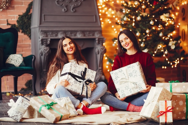 Le belle ragazze si divertono in uno studio