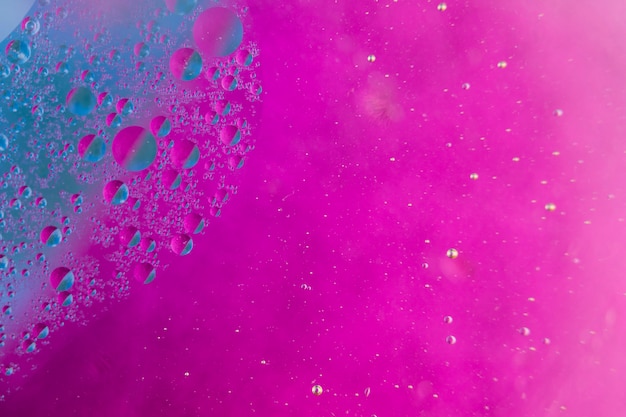 Le bolle modellano sopra il fondo dipinto di rosa