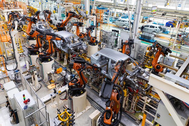 Le carrozzerie sono in linea di montaggio Fabbrica per la produzione di automobili Industria automobilistica moderna Convogliatore per fabbrica di automobili elettriche
