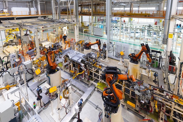 Le carrozzerie sono in una fabbrica di catena di montaggio per la produzione di automobili moderne vista dall'alto dell'industria automobilistica