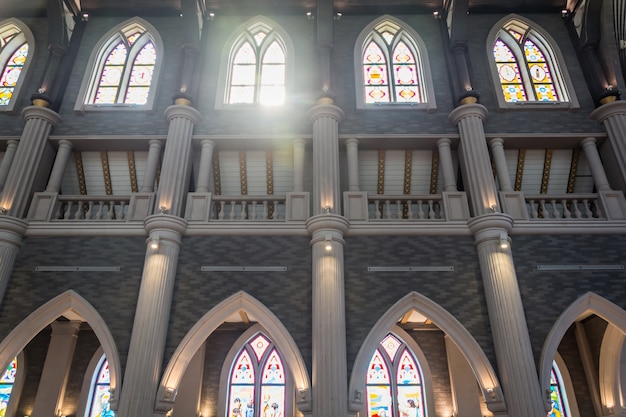 Le colonne e gli archi di una chiesa