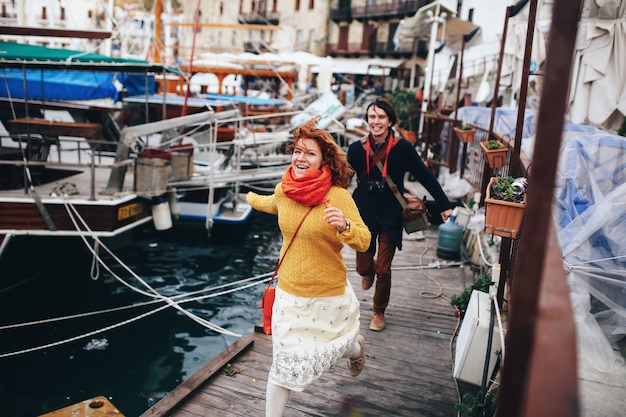 Le coppie alla moda si divertono sulla costa marina