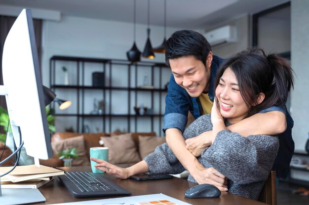 Le coppie asiatiche che lavorano insieme da casa si rilassano lo stile di vita casual e l'isolamento della casa per il tempo libero lavorano a distanza concetto di idee