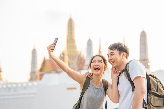 Le coppie asiatiche di blogger viaggiano a Bangkok, Tailandia
