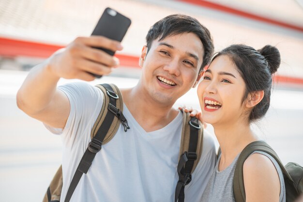 Le coppie asiatiche di blogger viaggiano a Bangkok, Tailandia