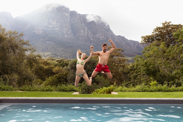 Le coppie che saltano insieme nella piscina