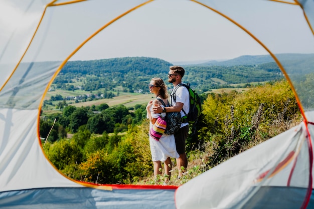 Le coppie di vista laterale che stanno e che distolgono lo sguardo hanno sparato dalla tenda