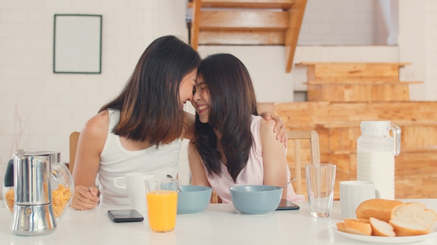 Le coppie lesbiche asiatiche del lgbtq fanno colazione a casa