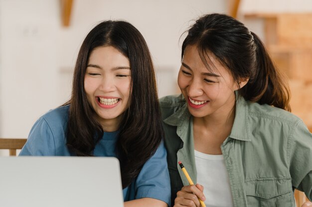 Le coppie lesbiche asiatiche delle donne del lgbtq di affari tengono conto a casa