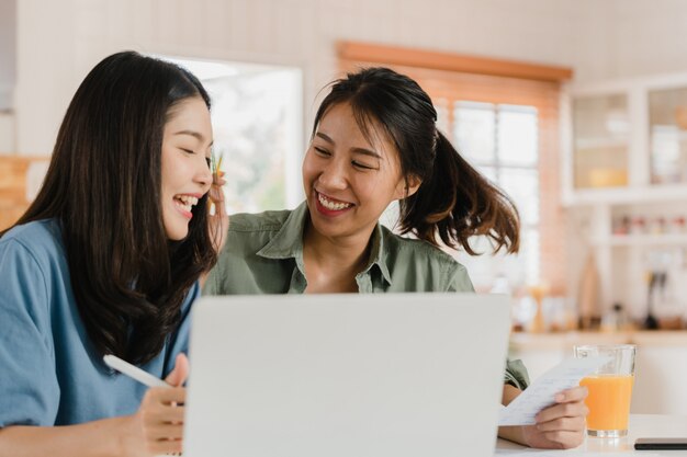 Le coppie lesbiche asiatiche delle donne del lgbtq di affari tengono conto a casa