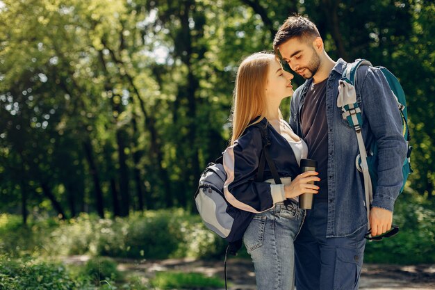 Le coppie sveglie riposano in una foresta dell'estate