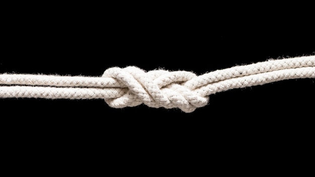 Le corde bianche della nave hanno legato il nodo