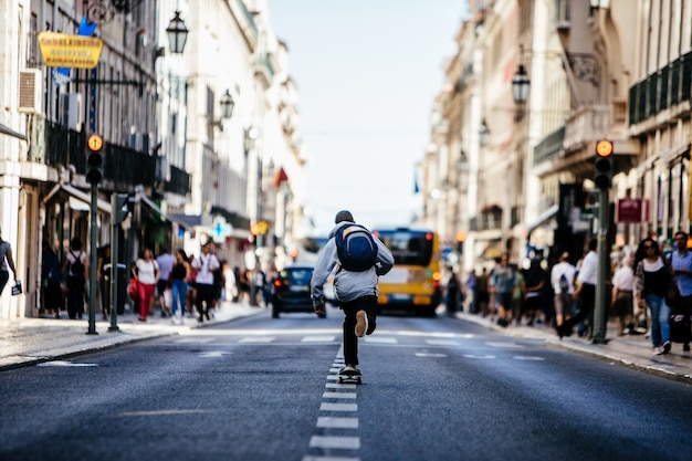 Le crociere dei pattinatori nel mezzo della strada affollata del centro di Lisbona.