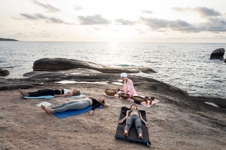 Foto gratuito le donne a tutto campo si ritirano in spiaggia
