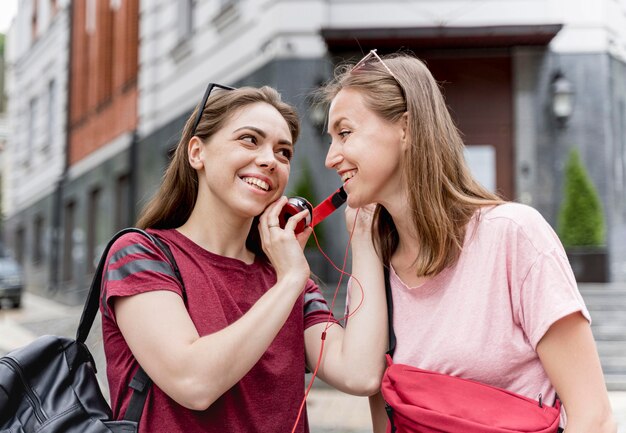 Le donne ascoltano musica