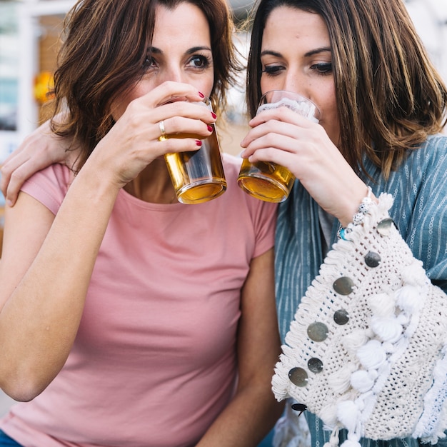 Le donne bevono birra insieme