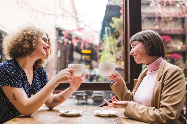 Le donne bevono caffè