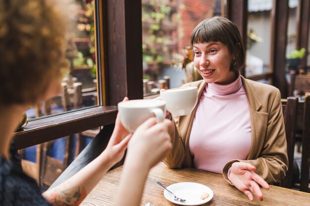 Le donne bevono caffè