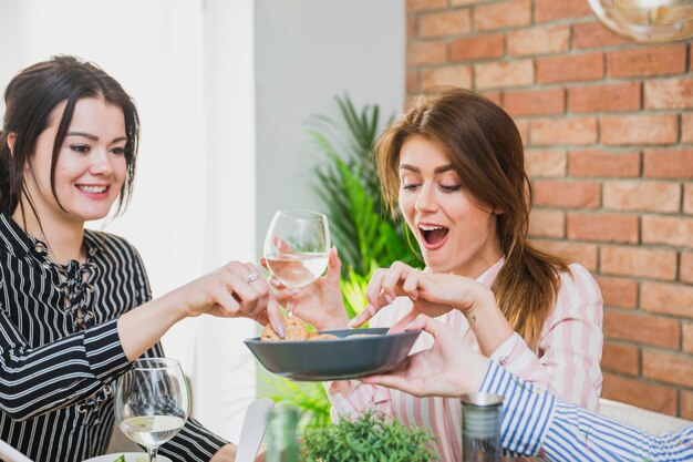 Le donne bevono vino e mangiano dolci