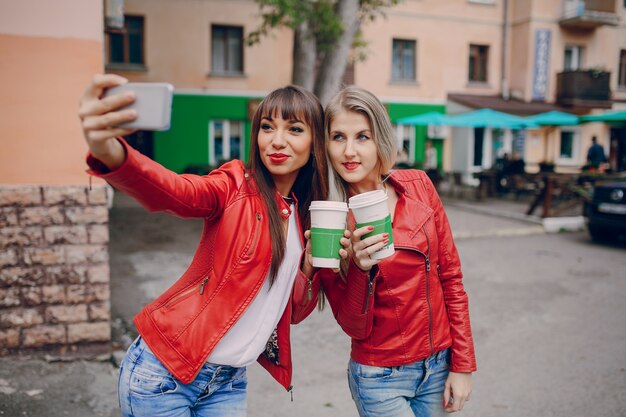 Le donne che assumono una selfie