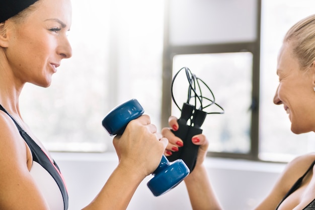 Le donne che esercitano in palestra